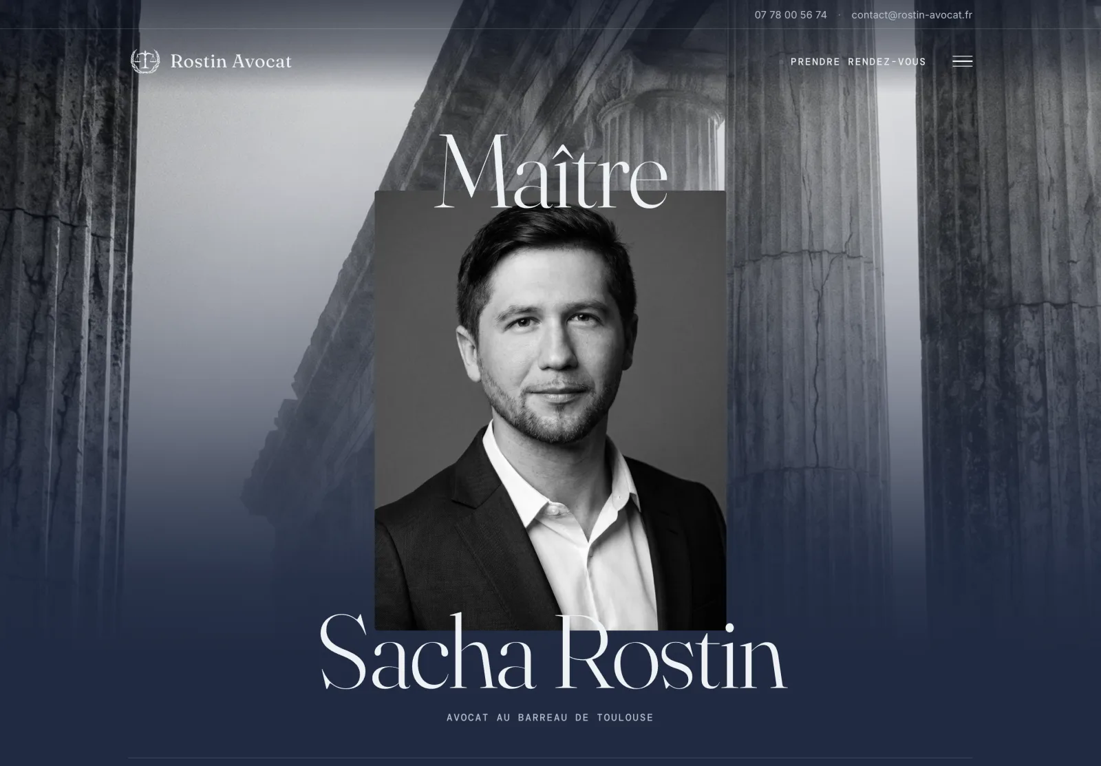 La page d'accueil — le portrait sur fond d'architecture classique.